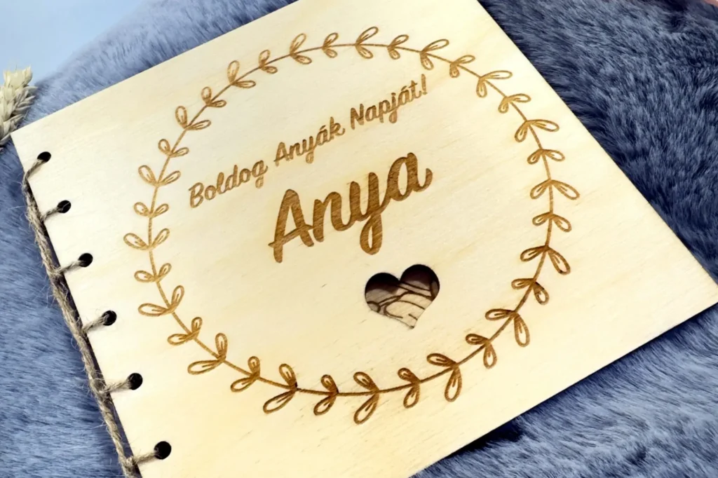 Kinyitható fa képeslap anyák napjára gravírozott virágmintával