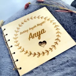 Kinyitható fa képeslap anyák napjára gravírozott virágmintával