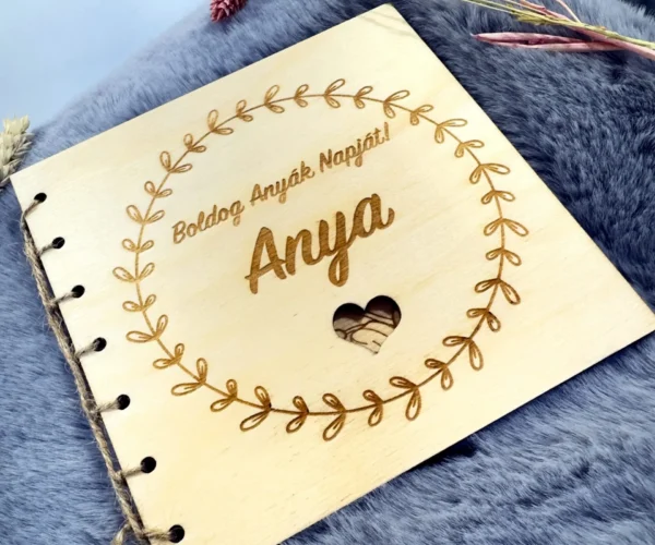 Kinyitható fa képeslap anyák napjára gravírozott virágmintával