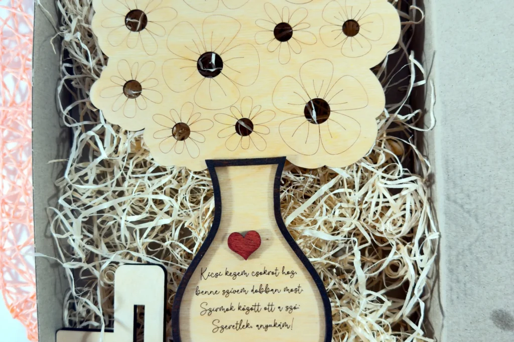 Anyáknapi fa virágcsokor tartó gravírozott üzenettel