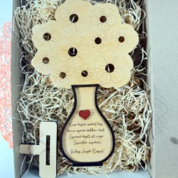 Anyáknapi fa virágcsokor tartó gravírozott üzenettel