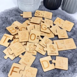 Fa betűtanuló puzzle játék nagybetűkkel és figurákkal