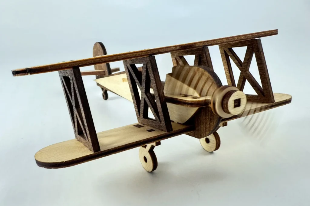 Fa repülőgép makett gravírozott idézettel és propellerrel