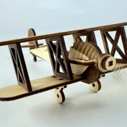 Fa repülőgép makett gravírozott idézettel és propellerrel