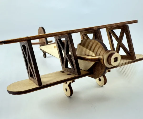 Fa repülőgép makett gravírozott idézettel és propellerrel