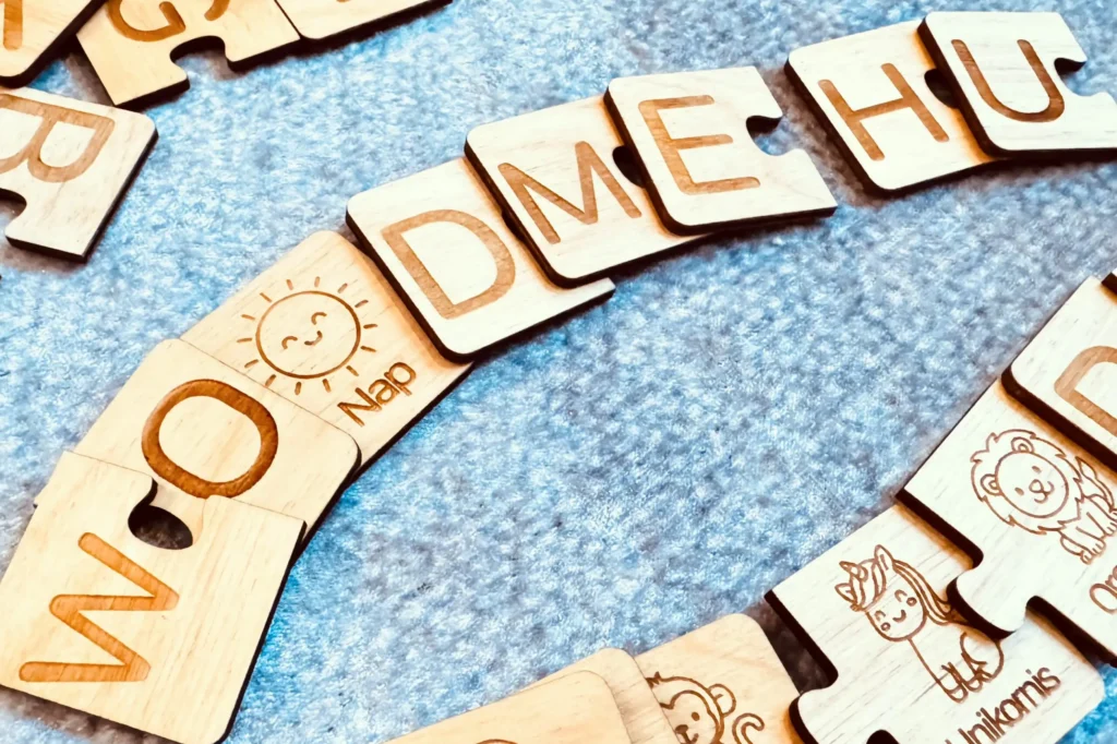 Fa betűtanuló puzzle játék nagybetűkkel és figurákkal