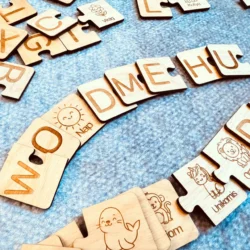 Fa betűtanuló puzzle játék nagybetűkkel és figurákkal