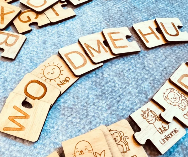 Fa betűtanuló puzzle játék nagybetűkkel és figurákkal