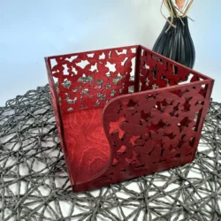 Fa szalvétatartó pillangó mintával, cseresznye színben