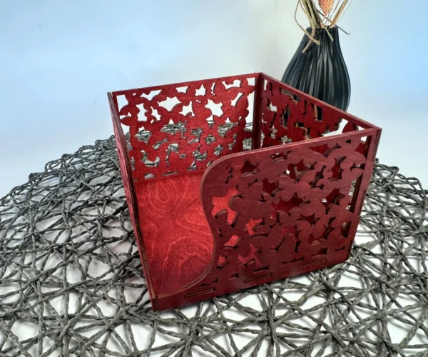 Fa szalvétatartó pillangó mintával, cseresznye színben