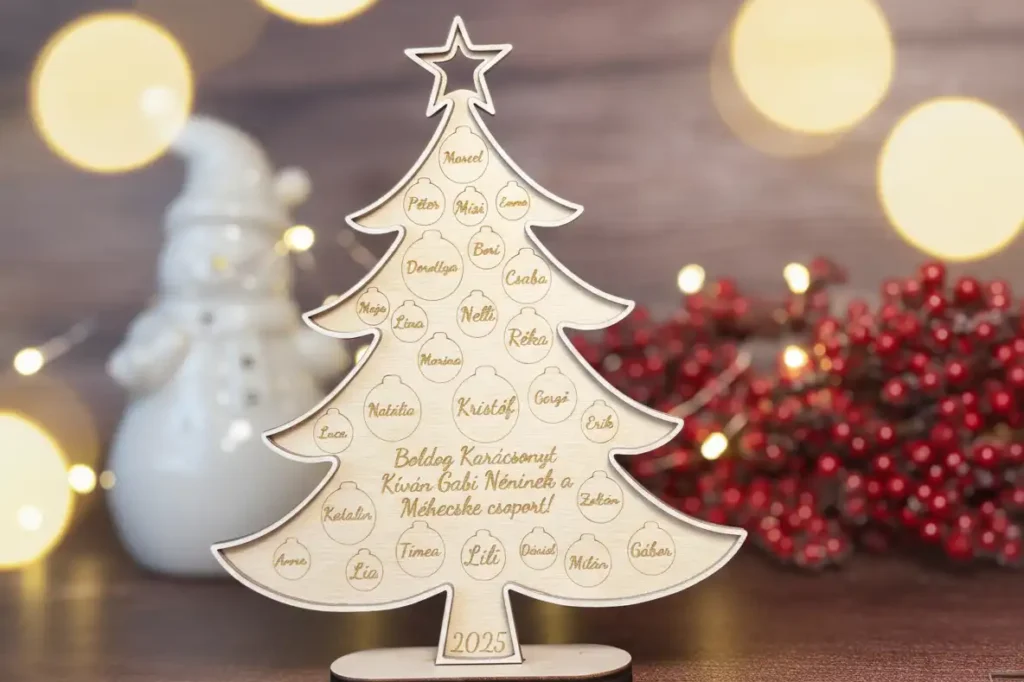 Gravírozott fa karácsonyfadísz gyermekek nevével – ajándék óvónőnek