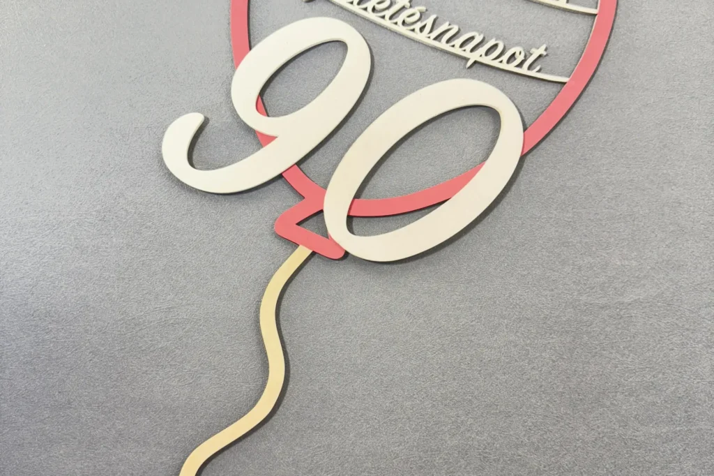 „Boldog születésnapot” feliratú fa beszúró léggömb formában