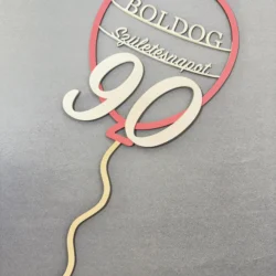 „Boldog születésnapot” feliratú fa beszúró léggömb formában