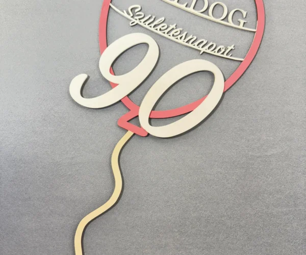„Boldog születésnapot” feliratú fa beszúró léggömb formában