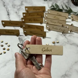 Személyre szabott fa névtábla esküvőre, gravírozott névvel