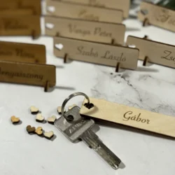 Személyre szabott fa névtábla esküvőre, gravírozott névvel