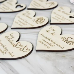 Szív alakú fa esküvői emlék, menyasszony és vőlegény sziluett mintával