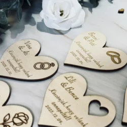 Szív alakú fa mágnes esküvőre – egyedi gravírozással, örök emlék a vendégeknek