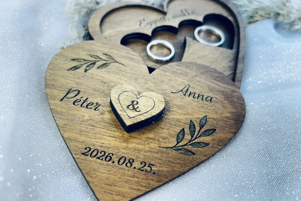 Szív alakú egyedi fa gyűrűtartó