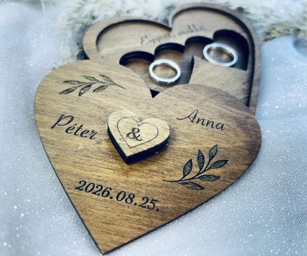 Szív alakú egyedi fa gyűrűtartó