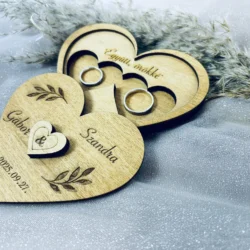 Szív alakú egyedi fa gyűrűtartó