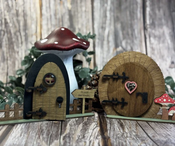 Manóajtó szett kertbe és szobába – fából készült, festett mesebeli dekoráció gyerekeknek