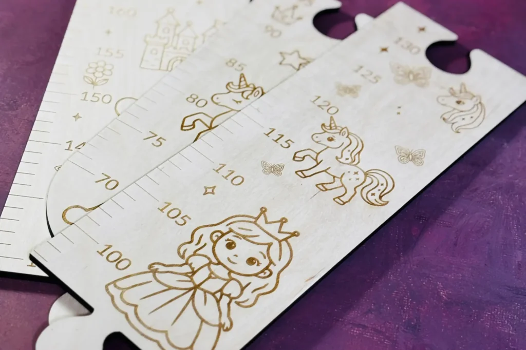 Hercegnős fali magasságmérő gyerekszobába, natúr fa kivitelben