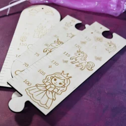 Hercegnős fali magasságmérő gyerekszobába, natúr fa kivitelben