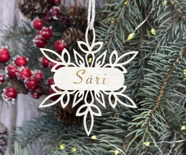 Egyedi karácsonyi dísz fa alapanyagból, lézervágott részletekkel