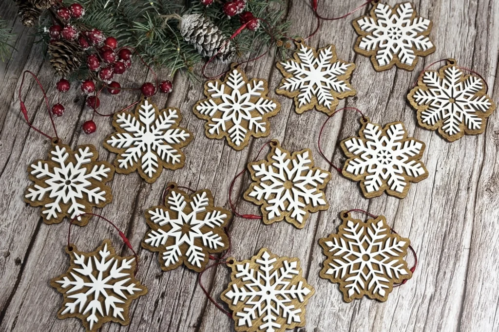 két rétegű hópehely karácsonyfadísz piros zsinórral, 8 cm átmérővel