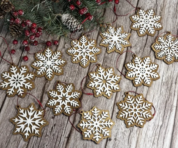 két rétegű hópehely karácsonyfadísz piros zsinórral, 8 cm átmérővel