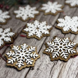 két rétegű hópehely karácsonyfadísz piros zsinórral, 8 cm átmérővel