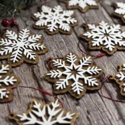 két rétegű hópehely karácsonyfadísz piros zsinórral, 8 cm átmérővel