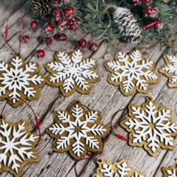 két rétegű hópehely karácsonyfadísz piros zsinórral, 8 cm átmérővel