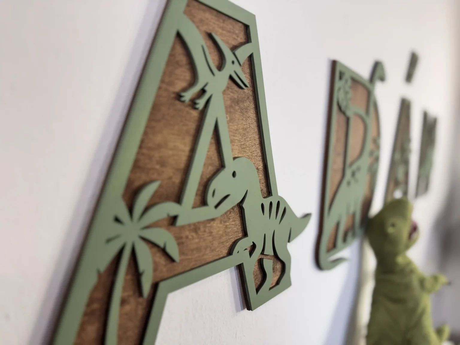 Dínós névdekor gyerekszobába, fa betűkből