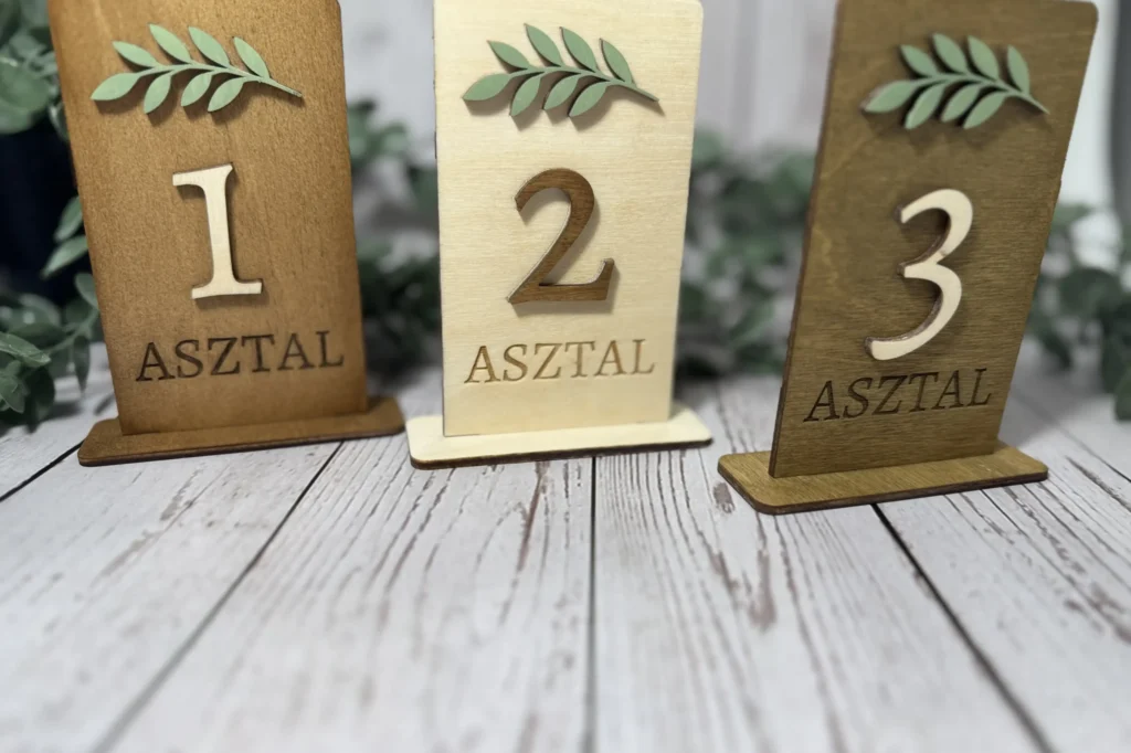fa asztaljelölő esküvőre