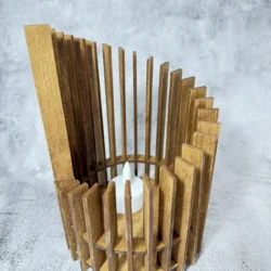 spirál fényfa mécsestartó modern fa dizájnnal, égő mécsessel, nappaliban elhelyezve