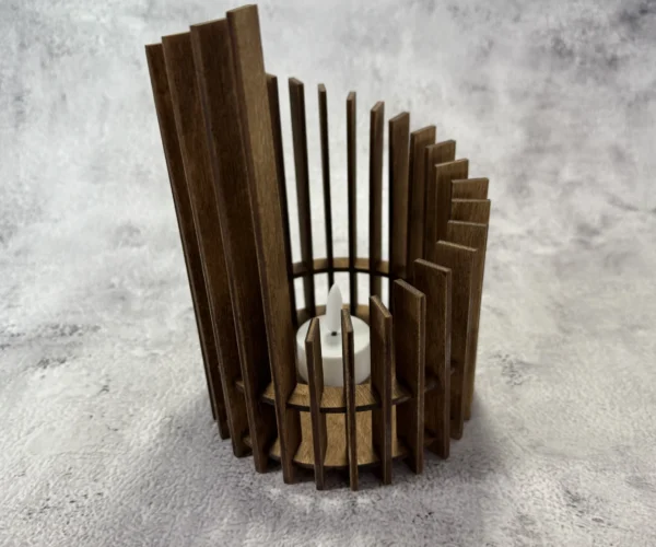 spirál fényfa mécsestartó modern fa dizájnnal, égő mécsessel, nappaliban elhelyezve