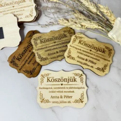 Egyedi fa esküvői köszöntő ajándék személyre szabott gravírozással