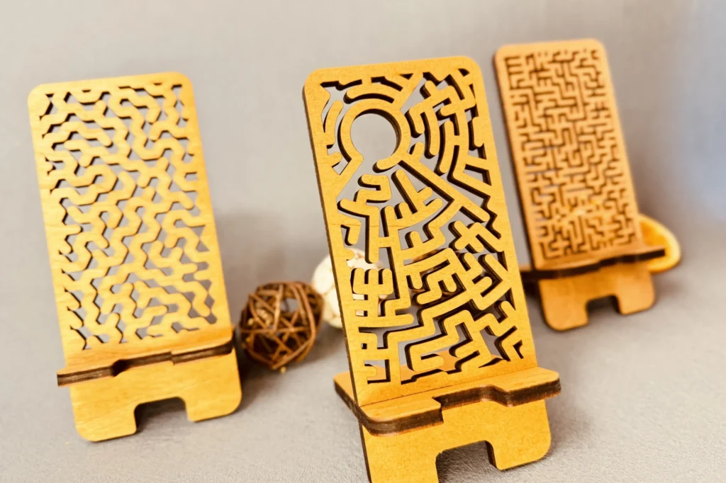 Fa telefontartó asztalra labirintusmintával, WoodMe design
