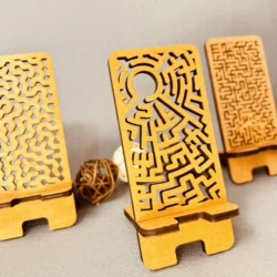 Fa telefontartó asztalra labirintusmintával, WoodMe design