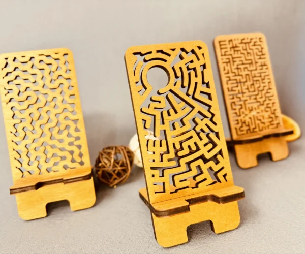 Fa telefontartó asztalra labirintusmintával, WoodMe design