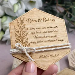 esküvői ajándék vendégeknek gravírozott fa vendégköszöntő olívaág mintával