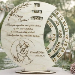 Szülőköszöntő ajándék fa öröknaptár – Örök Ölelés egyedi gravírozott esküvői ajándék szülőknek