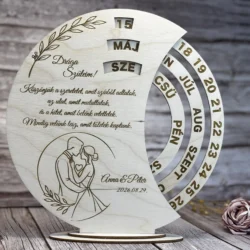 zülőköszöntő ajándék fa öröknaptár – Örök Ölelés egyedi gravírozott esküvői ajándék szülőknek