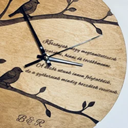 Egyedi fa falióra madaras mintával és személyes gravírozással