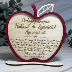 Névre szóló pedagógusnapi fa asztaldísz piros kerettel, gyermeknevekkel és évszámmal