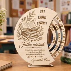 Tanári ajándék öröknaptár gravírozott fa kivitelben, könyves mintával és személyes üzenettel