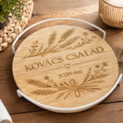 28 cm-es gravírozott forgó tálalótálca családnévvel és virágos mintával