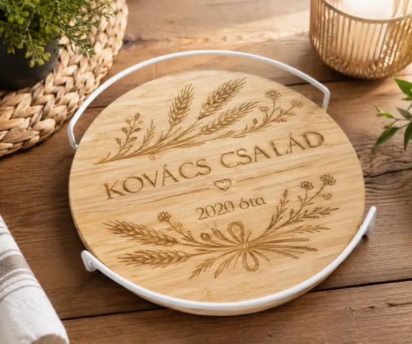 28 cm-es gravírozott forgó tálalótálca családnévvel és virágos mintával